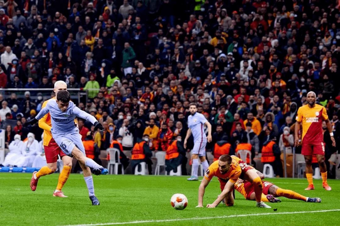 莱比锡红牛完胜曼联，托雷斯三分雨点燃全场