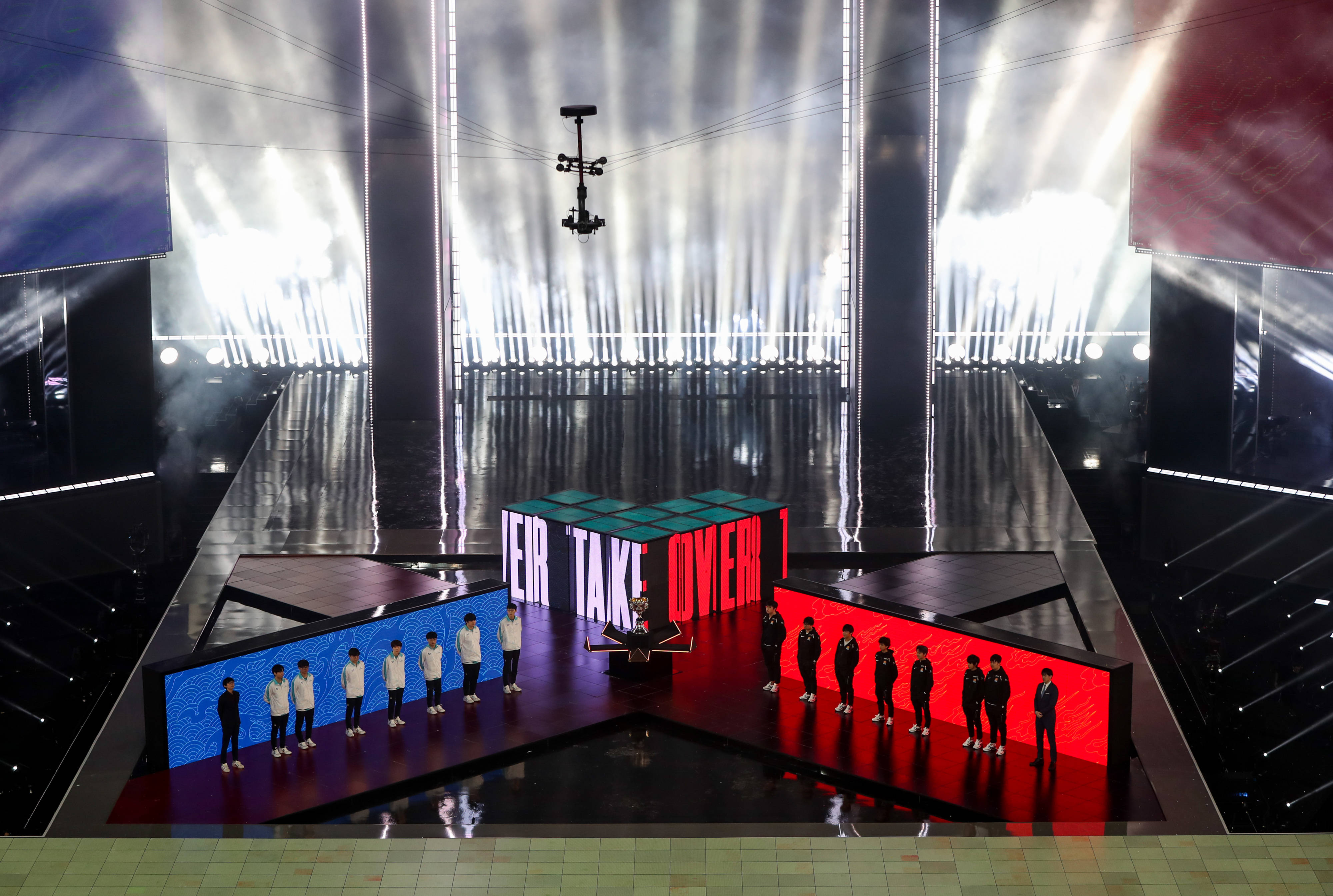 场面火爆！英雄联盟观众席沸腾不已