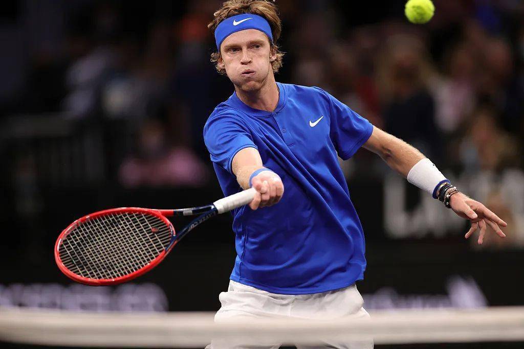 戴维斯杯险胜拉沃尔杯，西西帕斯扛起全队