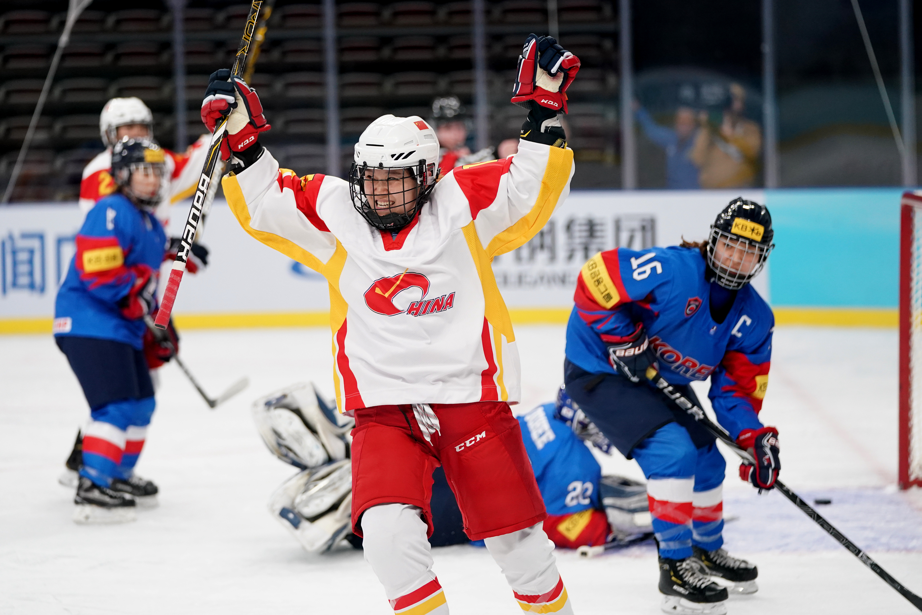 韩国队险胜泰国队，黄鸭组合点燃赛场