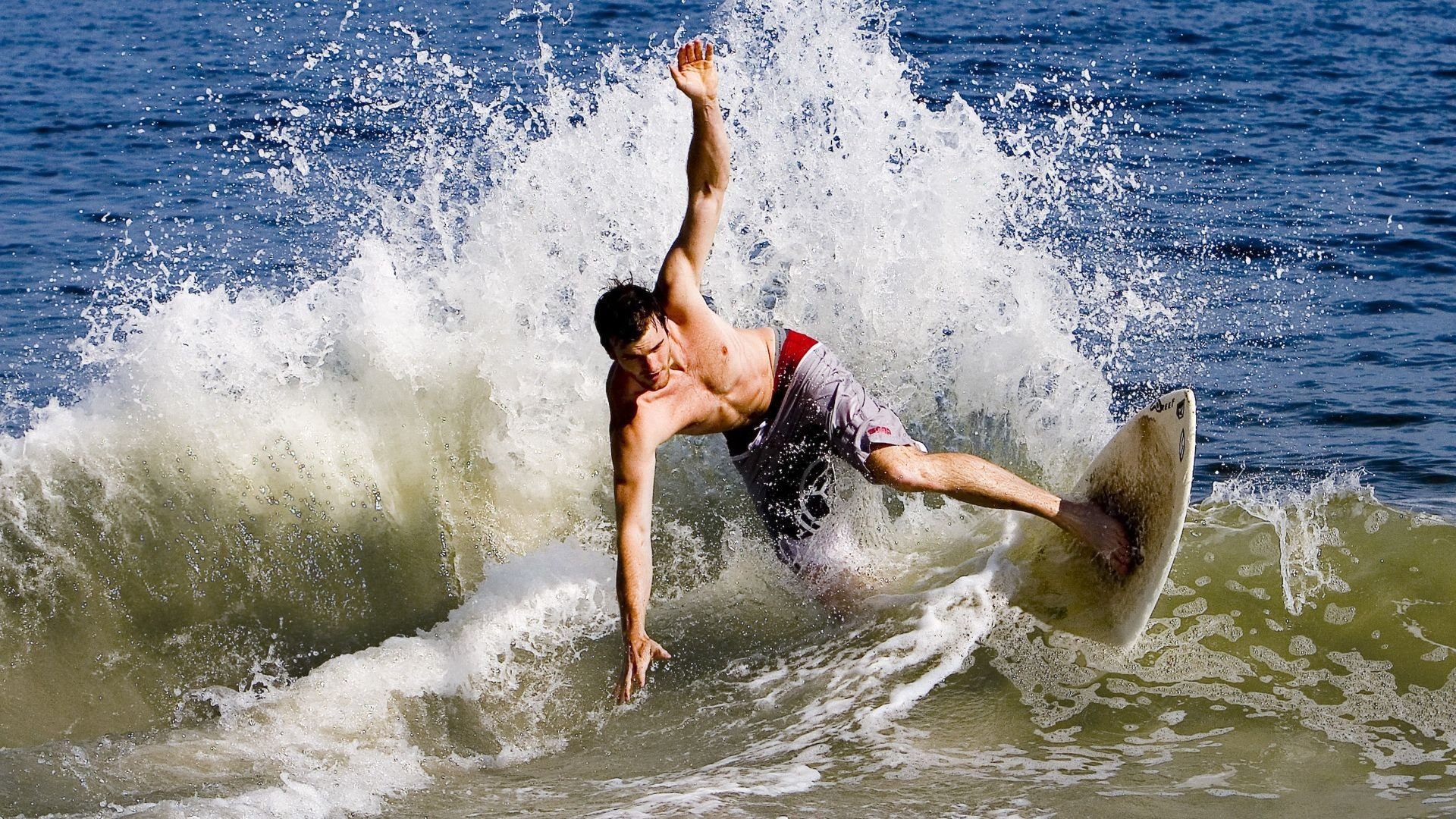 赛道上的叛逆诗歌，威廉姆斯轻取阿斯顿马丁，塞恩斯以一肩扛起整支车队的重量